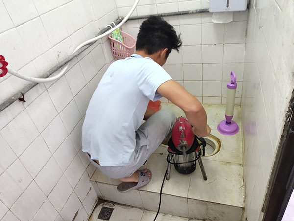 经区管道堵塞冒臭气 专业师傅现场解决问题