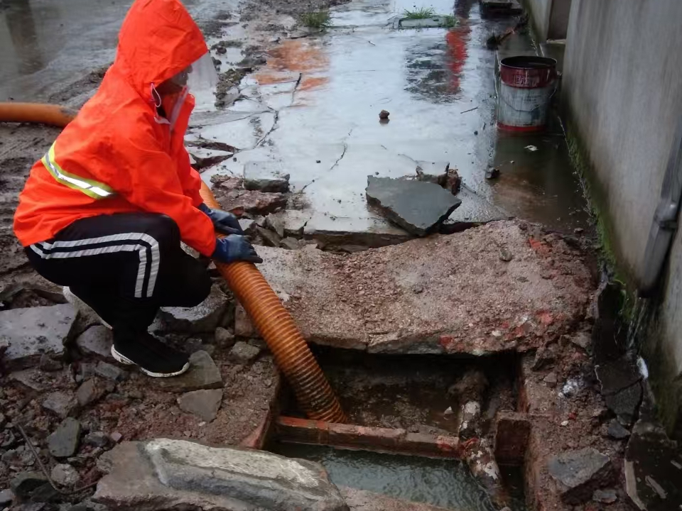 经区专业清理污水池 炜誉市政以规范流程守护城市 “肠道”