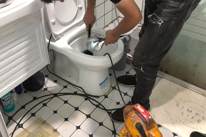 经区马桶堵塞自己疏通还是找师傅?专业上门服务让你省时更省心