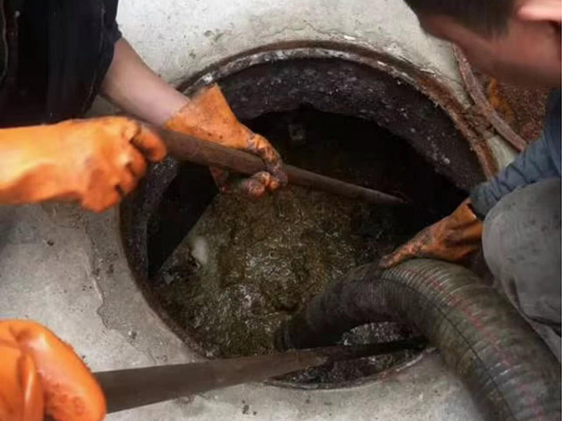 经区清理化粪池时如何避免沼气的危害?